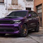 El Dodge Durango SRT Hellcat es uno de los SUV más extremos del mercado, con un V8 sobrealimentado de 710 caballos. su carácter ruidoso, potente y visceral pide una transmisión manual, al igual que los muscle cars clásicos, reforzando la conexión directa entre coche y conductor.