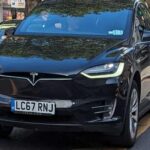 También fabricado en California, el Tesla Model X combina practicidad familiar con prestaciones extremas. Sus tres filas de asientos, puertas de apertura característica y bajo coste de mantenimiento refuerzan su atractivo como SUV eléctrico premium con fuerte identidad estadounidense.
