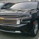El Chevrolet Tahoe ha sido otro de los modelos que ha sufrido este año, con quejas relacionadas principalmente con la pérdida de funciones que antes eran estándar, como el volante calefaccionado y ciertas opciones del sistema de infoentretenimiento. Aunque muchos de estos problemas fueron rápidamente resueltos mediante actualizaciones de software, el Tahoe aún comparte el motor L87 que también ha sido objeto de un recall debido a fallos en su funcionamiento. Esto ha dejado a muchos conductores insatisfechos con el rendimiento general del vehículo.