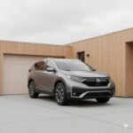 El Honda CR-V es una de las opciones más equilibradas en el mercado. Con precios de alrededor de $29,000 para modelos 2020-2025, este SUV tiene una excelente reputación por su fiabilidad, especialmente en versiones turbo o híbridas. Con un rendimiento de 35 mpg y un interior espacioso y cómodo, es perfecto para viajes largos o para quien busca un coche con capacidad de carga. Su tracción en las cuatro ruedas (AWD) lo hace ideal para climas fríos o terrenos complicados. Además, el CR-V tiene un excelente valor de reventa, lo que lo convierte en una inversión inteligente para los años venideros.