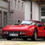 El Ferrari 328 GTS es una evolución del 308, con un diseño clásico de cuña y un auténtico techo Targa. Este modelo presenta algo más de potencia, y los ejemplares bien conservados se intercambian por precios que van de $75,000 a $95,000. Es una opción muy apreciada por los puristas que buscan los elementos de diseño originales de Ferrari.
Su simplicidad mecánica, sin sensores costosos que fallen, y su sistema de inyección de combustible Bosch K-Jetronic garantizan una respuesta nítida del acelerador. Es el coche perfecto para los nostálgicos que quieren revivir los recuerdos de los años 80, con un Ferrari de pura esencia.