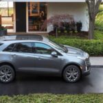Precio de venta sugerido inicial: $44,300
El Cadillac XT5 ha sido una opción popular en el mercado de SUV de lujo, y aunque la marca se ha centrado más en sus modelos eléctricos, el XT5 sigue siendo una excelente opción para quienes buscan un SUV compacto confiable. Aunque el XT5 se basa en una plataforma algo anticuada, sigue siendo competitivo en cuanto a fiabilidad y precio. Su interior es amplio y cómodo, con materiales de alta calidad, y su motor V6 ofrece un rendimiento sólido. Aunque no es tan avanzado tecnológicamente como algunos rivales, el XT5 se mantiene como una opción asequible y de fiabilidad comprobada en el segmento de los SUV compactos de lujo.
Si buscas un vehículo de lujo que no dependa de la tecnología más avanzada pero que ofrezca calidad y comodidad, el XT5 es una opción a considerar.