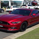 El Ford Mustang 2017 es el epítome de los coches deportivos estadounidenses, con un diseño audaz, gran rendimiento y tecnología moderna. Desde su motor V6 de 300 caballos de fuerza hasta la impresionante versión Shelby GT350 con 526 caballos, el Mustang ofrece una amplia gama de opciones para todos los gustos. El motor turboalimentado EcoBoost de 2.3 litros, con 310 caballos de fuerza y hasta 30 mpg en carretera, combina potencia y eficiencia de combustible.

El interior del Mustang equilibra el encanto retro con características modernas, como Apple CarPlay, Android Auto y un sistema de audio premium, lo que mejora la comodidad y el entretenimiento. Ya sea en versión coupé o convertible, el Mustang 2017 también ofrece un maletero espacioso para su clase, lo que le añade practicidad sin sacrificar el estilo.