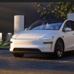 Aunque no es completamente nuevo, el Tesla Model Y renovado para 2025 traerá consigo importantes mejoras tanto en hardware como en software. Este SUV eléctrico compacto se mantiene como uno de los más esperados en el mercado estadounidense. Con mejoras en la autonomía, la velocidad de carga y las características de asistencia al conductor, el Model Y renovado sigue siendo la opción líder para quienes buscan un vehículo eléctrico que combine eficiencia, rendimiento y tecnología de vanguardia. Con un diseño futurista y una impresionante capacidad de carga, se prevé que este modelo siga dominando el mercado de SUV eléctricos en EE. UU.