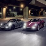 Los modelos Porsche 718 Cayman y Boxster son el epítome de la fiabilidad deportiva. Estos coches cuentan con un motor central que ofrece un balance perfecto entre agilidad y estabilidad, lo que los convierte en una de las mejores opciones para los amantes de la conducción. Con motores robustos y un diseño impecable, los 718 se han ganado una reputación de fiabilidad que pocos deportivos pueden igualar. Ya sea en su versión Cayman o Boxster, estos autos son perfectos para quienes buscan un coche con una conducción precisa y sin comprometer la fiabilidad.