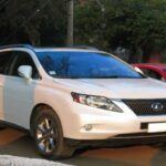 El Lexus RX 2025, uno de los SUV de lujo más populares de su segmento, tiene un impresionante valor de reventa proyectado del 49,8% a 5 años. Este modelo ha sido aclamado por su diseño elegante, confiabilidad y lujo, lo que lo convierte en una opción de inversión inteligente. Con un precio inicial relativamente alto, el RX sigue siendo una de las mejores apuestas en el mercado de los SUV de lujo.