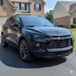 El Chevrolet Blazer es un SUV de tamaño medio con un diseño deportivo y potentes opciones de motorización, como el motor V6. A pesar de su atractivo visual y sus características como el sistema de conducción autónoma Super Cruise, la fiabilidad de este modelo se queda corta, con una calificación de 32 sobre 100. Los problemas más comunes incluyen fallos en el tren motriz y la electrónica, lo que puede generar frustración a medida que avanza el tiempo. Si lo comparas con otros modelos como el Kia Telluride, el Blazer parece una opción menos confiable.