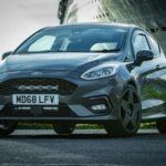 El Ford Fiesta ST es un subcompacto deportivo que ha ganado popularidad gracias a su agilidad, rendimiento y precio asequible. Sin embargo, aunque su rendimiento es impresionante para su tamaño, los modelos usados pueden presentar problemas con la transmisión, especialmente en las versiones más antiguas. Además, el interior de los modelos usados puede sufrir desgaste prematuro, y algunos propietarios han experimentado fallos en el sistema de suspensión. Si bien el Fiesta ST es divertido de conducir, los problemas mecánicos pueden ser un factor a considerar antes de comprar uno usado.