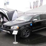 Otro modelo de Volvo que lucha por mantener un ritmo de ventas ágil es el XC90, un SUV mediano de lujo que, a pesar de ser conocido por su calidad y versatilidad, tiene un promedio de 108 días en los concesionarios antes de venderse. Su tamaño y precio pueden ser factores que limitan su atractivo en comparación con otros modelos más compactos y accesibles. Si bien el XC90 es un SUV de lujo que ofrece espacio y confort, la competencia en el segmento de SUVs medianos de lujo ha aumentado, lo que puede dar lugar a ofertas atractivas si este modelo se queda en inventario por mucho tiempo.