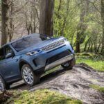 El Discovery Sport sigue en su primera generación, que debutó en 2015. A pesar de tener un motor turbo de 2.0 litros y 246 caballos de fuerza, su plataforma anticuada y las limitaciones de fiabilidad lo hacen menos competitivo en comparación con otros SUV de lujo actuales. Con precios que rondan los 48,900 dólares, el Discovery Sport ofrece una experiencia de conducción todoterreno, pero su cabin interior anticuado y los problemas de fiabilidad lo colocan detrás de modelos más nuevos de Land Rover y otras marcas premium.