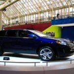 El Ford Edge fue introducido en 2007 y, aunque ha tenido algunas actualizaciones a lo largo de los años, su primera generación estuvo marcada por problemas de fiabilidad significativos. Los conductores informaron fallos recurrentes en el sistema eléctrico, problemas de transmisión y dificultades con el sistema de dirección asistida. Estos problemas hicieron que el Edge no fuera una opción confiable para aquellos que buscaban un SUV familiar duradero. A pesar de ser un modelo relativamente popular, los fallos de fabricación y las quejas de los propietarios afectan su reputación.