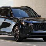 El Mazda CX-70 Híbrido Enchufable ofrece una combinación de eficiencia y rendimiento, pero la satisfacción del cliente no ha sido tan alta como se esperaba. Con solo un 42% de los propietarios dispuestos a repetir la compra, las críticas apuntan a su sistema híbrido poco optimizado y su rango limitado en modo eléctrico. Aunque es un SUV atractivo con un diseño elegante y un motor eficiente, los problemas relacionados con la recarga y la interfaz tecnológica son algunos de los aspectos que afectan su reputación. En resumen, este híbrido no ha logrado convencer a los conductores que buscan más potencia y versatilidad.