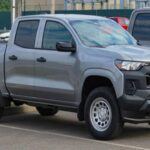 El Chevrolet Colorado emergió con gran éxito en 2015 como una opción intermedia entre las camionetas compactas y las grandes camionetas de trabajo. Esta camioneta mediana ofrece una excelente capacidad de remolque y opciones para todo tipo de terreno, incluyendo paquetes de off-road. A pesar de no contar con tanto espacio como la Silverado, el Colorado se presenta como una opción equilibrada, con una cabina cómoda y capacidad de carga adecuada. Su versatilidad y el hecho de que ha logrado captar la atención de un público más amplio lo han convertido en un modelo muy querido por los conductores.