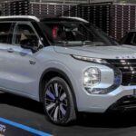 El Mitsubishi Outlander y el Outlander PHEV están siendo retirados debido a un fallo en la cámara de reversa, un componente obligatorio de seguridad. Aproximadamente 199,000 vehículos están afectados por este defecto, que causa que la pantalla se congele o no muestre la imagen del reverso. Este es un problema grave, ya que sin la cámara de reversa, el riesgo de choques al retroceder aumenta considerablemente. Este defecto debe ser corregido de inmediato.