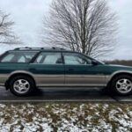 La Subaru Outback de 1999, con su característico color verde y beige y el portaequipajes en el techo, era el vehículo ideal para los aventureros de la Generación X. Este crossover robusto y práctico era perfecto para quienes buscaban un coche que pudiera llevar a su familia o amigos a través de caminos rurales y excursiones de fin de semana. La Outback representaba la vida activa y la conexión con la naturaleza, con la capacidad de enfrentarse a cualquier terreno sin perder comodidad.