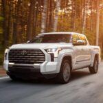 Aunque no es un camión fabricado estrictamente en Estados Unidos, la Toyota Tundra se ensambla en Texas y cumple con los altos estándares de fiabilidad por los que Toyota es conocida a nivel mundial. Su motor V8 de 5.7 litros es famoso por superar las 300,000 millas con un mantenimiento regular, lo que lo convierte en un camión excepcionalmente fiable y duradero. Además, la construcción robusta de chasis y carrocería aumenta la durabilidad y proporciona un excelente valor de reventa, gracias a su reputación de fiabilidad. Para los conductores que buscan un camión resistente con la confiabilidad de Toyota, la Tundra es una de las mejores opciones del mercado.