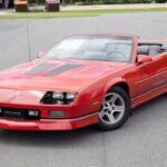 El Camaro IROC-Z es un ícono de los muscle cars de los años 80. Con una apariencia deportiva y la inclusión de mejoras en suspensión, barras estabilizadoras y neumáticos, el IROC-Z era la versión más radical del Camaro de la época. Los modelos descapotables, aunque menos comunes, fueron muy apreciados por los fanáticos. Los precios de estos vehículos alcanzaron un pico en 2023-24, pero ahora los modelos de 1987-89 se pueden encontrar por precios que oscilan entre 24.200 y 29.600 dólares, lo que los convierte en una opción atractiva para quienes buscan un convertible clásico con mucha historia.