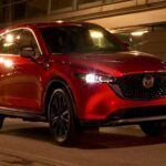 El Mazda CX-5 ha demostrado ser uno de los SUV más confiables en los últimos años, sorprendiendo a muchos al igualar, e incluso superar, a marcas tradicionales como Toyota en términos de fiabilidad. Con una ingeniería precisa y una excelente dinámica de conducción, el CX-5 ofrece una experiencia de manejo placentera sin sacrificar la durabilidad. Este modelo es ideal para quienes buscan un SUV compacto de alta calidad con bajos costos de mantenimiento a largo plazo. Gracias a sus eficientes motores y una cabina que se mantiene en excelentes condiciones incluso con el paso del tiempo, el Mazda CX-5 es una opción inteligente para los conductores que valoran tanto el rendimiento como la fiabilidad.