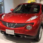 El Nissan Juke fue un intento peculiar de crear un SUV compacto con un diseño único, pero no logró captar la atención de los consumidores a largo plazo. Aunque su aspecto atrevido y diferente podía ser atractivo para algunos, la realidad es que el Juke sufrió de un interior estrecho y una motorización ruidosa y poco potente. Su motor no estaba a la altura de lo que los conductores esperaban de un SUV, especialmente en carreteras rápidas. La falta de comodidad y la poca capacidad de carga lo hicieron impopular, y su corta vida útil de solo 9 años refleja las dificultades que enfrentó en el mercado.