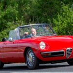 El Alfa Romeo Spider ofrece una de las mejores relaciones entre diseño, sonido y precio dentro de los clásicos europeos. Su motor de cuatro cilindros con doble árbol de levas transmite sensaciones mecánicas puras, algo que hoy se echa de menos incluso en deportivos modernos. Las versiones de los años 80 destacan por fiabilidad mejorada y una disponibilidad de piezas razonable para el entusiasta comprometido.