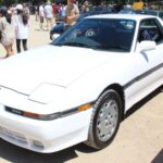 Durante años eclipsado por su sucesor, el Supra MkIII ha vivido una fuerte revalorización reciente. Fue el primero de la saga en incorporar turbo y suspensión trasera independiente, combinando fiabilidad japonesa con un diseño marcadamente ochentero. Su reaparición en la cultura popular y los videojuegos ha despertado el interés de una nueva generación de coleccionistas.