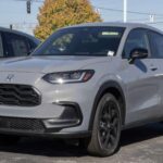 El Honda HR-V 2025 demuestra que un SUV asequible puede ser muy completo en protección. De serie equipa faros LED automáticos, asistente de arranque en pendiente y control de luces largas. Además, incorpora control de crucero adaptativo, reconocimiento de señales, asistente de carril y ayuda en atascos, junto a nueve airbags en el habitáculo.