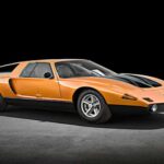 El Mercedes-Benz C 111 estuvo sorprendentemente cerca de la producción, con múltiples prototipos fabricados a lo largo de casi una década. Inicialmente impulsado por motores rotativos, el proyecto evolucionó hacia propulsores turbodiésel y V8 gasolina, llegando a establecer récords de velocidad en el circuito de Nardò. Aun así, Mercedes decidió no comercializarlo, utilizando el C 111 como laboratorio tecnológico. En su versión más extrema, alcanzó cifras cercanas a los 500 CV y velocidades teóricas de 250 mph.