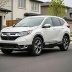 El Honda CR-V ha evolucionado hacia un crossover notablemente más refinado. Es cómodo, silencioso y muy equilibrado, con una sensación de calidad constante. En torno a los 33.000 euros, prioriza confort y tranquilidad sobre deportividad.