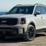 El Hyundai Palisade es una de las opciones más caras de esta lista, con un precio base de $41,035, pero sigue siendo una excelente relación calidad-precio. En su segunda generación, el Palisade se presenta con un diseño renovado, más tecnología y una nueva opción híbrida. Además de su diseño atractivo, el Palisade es conocido por su experiencia de conducción suave y su espaciosa cabina, lo que lo convierte en un SUV familiar ideal. Si buscas lujo y tecnología a un precio accesible, el Hyundai Palisade es una excelente opción.