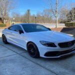 El Mercedes-AMG C63, con su brutal motor V8 y su enfoque puramente deportivo, es un coche espectacular sin duda. Sin embargo, su suspensión extremadamente firme, su alto consumo, y una depreciación más marcada que otros modelos premium lo convierten en una compra que muchos lamentan. Incluso venderlo puede resultar complicado, ya que el mercado de segunda mano tiende a penalizar a los AMG más radicales.