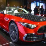 El Mercedes SL 680 2026 se presenta como el pináculo de la gama SL, fusionando lujo con una potencia impresionante. Equipado con un motor V8 biturbo de 4.0 litros que produce 577 caballos de fuerza, este roadster de dos plazas es capaz de acelerar de 0 a 100 km/h en 4 segundos. Con un diseño exclusivo que incluye cuero Nappa Crystal White, detalles en oro rosa, y más de 800 logotipos Maybach, el SL 680 se posiciona como un modelo de lujo incomparable. Con un precio estimado de 248.000 dólares, es el vehículo perfecto para quienes buscan elegancia y velocidad.