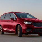 Chevrolet sigue siendo una de las marcas más grandes de Estados Unidos, pero enfrenta serios desafíos en 2026. Modelos como la Chevrolet Silverado, aunque populares, están perdiendo terreno frente a la competencia de marcas más innovadoras y de mayor calidad. La marca ha tenido problemas para adaptarse a las nuevas tendencias, especialmente en cuanto a vehículos eléctricos y sostenibilidad. A pesar de las mejoras en algunos modelos, la falta de un enfoque claro en el futuro de los autos eléctricos y la fiabilidad de sus vehículos en el largo plazo podrían poner a Chevrolet en una posición vulnerable frente a marcas más modernas y dinámicas.