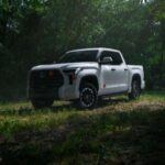 La Toyota Tundra, fabricada en San Antonio, Texas, combina la fiabilidad característica de Toyota con la robustez de una camioneta de tamaño completo. Su motorización híbrida de V6 twin-turbo de 3.4 litros genera 437 caballos de fuerza y 583 lb-pie de torque, lo que proporciona un rendimiento eficiente y potente. El modelo TRD Pro, con amortiguadores Fox, placas de deslizamiento y llantas todoterreno, está diseñado para quienes buscan aventuras fuera de la carretera sin perder las ventajas de una construcción sólida y confiable. La Tundra es una opción perfecta para los que necesitan una camioneta duradera que mantenga su valor a largo plazo.