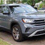 El Volkswagen Atlas es un SUV de tamaño medio que destaca por ser relativamente asequible en comparación con otros modelos similares. Sin embargo, sus problemas de fiabilidad se han convertido en un problema importante. Los propietarios han reportado fallos en el sistema de transmisión, problemas con el motor y otros componentes clave que afectan su rendimiento a largo plazo. Estos problemas no solo afectan la experiencia de conducción, sino que también impactan la retención de valor del vehículo. Si bien el Atlas puede ser encontrado a precios relativamente bajos en el mercado de autos usados, su fiabilidad sigue siendo una preocupación constante.