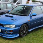 Subaru es conocido por sus motores bóxer y tracción total, características que lo han hecho popular entre quienes buscan un vehículo fiable para condiciones de conducción exigentes. Sin embargo, en los últimos años, la fiabilidad de Subaru ha disminuido considerablemente, lo que ha afectado la percepción de la marca. Modelos como el Subaru Outback y el Forester han enfrentado problemas mecánicos recurrentes que no se esperaban de una marca que históricamente ha sido vista como sinónimo de durabilidad. A pesar de su reputación en el mercado de vehículos todoterreno y su base de seguidores leales, los problemas de fiabilidad han provocado que muchos conductores reconsideren su decisión de compra.