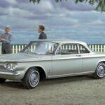 El Chevrolet Corvair es recordado principalmente por las razones equivocadas, pero su influencia en la industria fue significativa. Este modelo fue pionero en el uso de un motor trasero, pero fue famoso por sus problemas de seguridad, especialmente relacionados con su suspensión trasera. Activistas como Ralph Nader criticaron ferozmente al Corvair, argumentando que su diseño defectuoso podía provocar la pérdida de control del vehículo en ciertas maniobras. Esto condujo a un cambio importante en la legislación de seguridad vehicular en los Estados Unidos, dando lugar a la creación de la Administración Nacional de Seguridad en el Tráfico en las Carreteras (NHTSA). El Corvair, por lo tanto, desempeñó un papel crucial en la mejora de las normativas de seguridad de los coches.