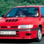 El Nissan Sunny GTI-R es probablemente uno de los modelos más interesantes y desconocidos de la marca japonesa. Con un motor turboalimentado de 2.0 litros que entregaba hasta 220 hp en la versión europea, el Sunny GTI-R era una auténtica bestia con una aceleración de 0 a 100 km/h en solo 5.4 segundos. Su diseño compacto y su enfoque en la homologación para rally lo convirtieron en un modelo de culto para los entusiastas de los coches rápidos. Aunque no fue muy popular, el Sunny GTI-R fue un verdadero ejemplo de ingeniería, y fue utilizado por pilotos de rally como Stig Blomqvist y Tommi Mäkinen. Con el paso del tiempo, este modelo ha adquirido un estatus de culto, especialmente entre los fanáticos de los rallys.