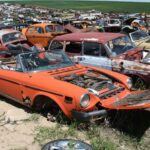 El Fiat 124 Sport Spider es un coche deportivo que marcó una diferencia en el mercado estadounidense entre 1966 y 1981. Con más de 200,000 unidades producidas, la mayoría de las cuales fueron vendidas en los EE. UU., este modelo destaca por su diseño Pininfarina y su elegante línea deportiva. El ejemplar de 1975 que encontramos en Martin Supply, aunque ya no es viable para una restauración económica, sigue siendo una excelente fuente de piezas para otros entusiastas de los coches clásicos. Este modelo italiano sigue siendo una de las grandes sorpresas de los desguaces, ofreciendo tanto estilo como funcionalidad.