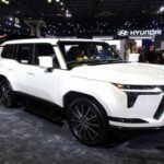 Lexus es conocida por ser una de las marcas más confiables en el mercado estadounidense, y el Lexus GX sigue esa tradición. Este SUV de tamaño completo comparte plataforma con modelos como el Toyota 4Runner y el Toyota Tacoma, por lo que no es sorprendente que también herede su reputación de fiabilidad.
El Lexus GX 2025 está disponible en varias configuraciones, cada una de ellas ofreciendo una combinación de lujo y robustez que pocos vehículos en su categoría pueden igualar. Lexus continúa siendo un referente en fiabilidad y comodidad, asegurando que el GX siga siendo una opción destacada para quienes buscan un vehículo duradero y de lujo.