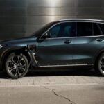 El BMW X5 híbrido enchufable lleva el confort a un nivel superior. Con un motor potente de 483 CV, acelera de 0 a 100 km/h en solo 3.9 segundos, pero sin sacrificar la comodidad. Su suspensión suave y la calidad de los asientos, hechos de cuero Merino (sintético o auténtico, según el acabado), ofrecen una experiencia de conducción inigualable. Además, el interior está lleno de tecnología, con un salpicadero de cuero que mejora la sensación de lujo. Aunque el sistema de infoentretenimiento puede ser algo complicado debido a sus múltiples pantallas, el confort general de este SUV de lujo lo coloca entre los mejores de su clase.