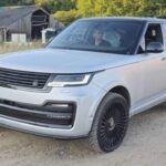 El Land Rover Range Rover es un SUV de lujo que combina opulencia en su interior con un rendimiento impresionante en off-road. Sin embargo, su fiabilidad es una de las peores entre los SUV de lujo, con un historial de fallos constantes que afectan tanto a componentes eléctricos como a sistemas mecánicos. Los costos de reparación también son altos, lo que lo convierte en una opción menos atractiva para quienes buscan un SUV duradero. A pesar de su capacidad off-road y diseño interior de alta gama, el Range Rover es conocido por ser ineficiente y costoso de mantener.