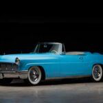 El Continental Mark II de 1956-1957 es un auto de lujo estadounidense que se ha convertido en una de las joyas más codiciadas por los coleccionistas de autos clásicos. Con solo 3.000 unidades fabricadas, el Mark II representa una época dorada del lujo automotriz. Su motor V8 de 368 pulgadas cúbicas y su diseño elegante y sofisticado lo han hecho destacar como una pieza de exclusividad. Aunque su precio de compra inicial fue elevado, su valor ha ido en aumento debido a su baja producción y estatus como símbolo de lujo. Es un modelo perfecto para los inversores que buscan algo único, exclusivo y con una alta probabilidad de apreciación en el futuro.