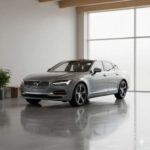 El Volvo S90 combina el diseño minimalista y elegante característico de la marca con un confort sobresaliente. Sus asientos están diseñados para brindar el máximo soporte sin sacrificar suavidad, mientras que su suspensión adaptativa suaviza las imperfecciones del camino de manera impresionante. El interior, dominado por madera y colores calmantes, convierte al S90 en un spa móvil donde el confort se disfruta a cada kilómetro. Si eres de los que prefieren un enfoque más sobrio y elegante para el lujo, este es tu coche.
