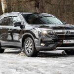 El Honda Pilot, un SUV de tamaño medio muy popular en el mercado estadounidense, también está en medio de una campaña de recall para abordar problemas con el ECU de inyección de combustible. Este defecto ha llevado a que algunos vehículos sufran fallos de encendido y pérdida de potencia, lo que podría causar detenciones inesperadas del motor y aumentar el riesgo de accidentes. El recall afecta a una proporción significativa de los modelos de Honda y Acura, y a medida que se descubren más vehículos con el mismo problema, es probable que se agreguen más unidades a la campaña.