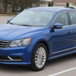 El Volkswagen Passat tiene una apariencia sobria y competente, pero por debajo de su diseño parece ocultar una larga lista de problemas mecánicos. El principal inconveniente es la transmisión DSG, que suele tener cambios bruscos, fallos en la válvula de la transmisión y reparaciones costosas. También se reportan problemas eléctricos, desde sensores defectuosos hasta fallos en los reguladores de las ventanas. Aunque es un coche que se conduce de manera agradable y tiene un interior espacioso, los problemas de fiabilidad se presentan con una constancia que a muchos conductores les resulta frustrante.