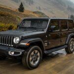 El Jeep Wrangler es conocido por ser un 4x4 icónico, pero también sorprende por ser uno de los coches más baratos de asegurar en 2025. Con una prima anual promedio de $1,949, el Wrangler se beneficia de su estructura sencilla, lo que reduce el riesgo para las aseguradoras. A pesar de su imagen robusta, el Wrangler es un modelo que los agentes de seguros consideran fácil de asegurar, gracias a sus características de seguridad de serie y su capacidad para manejar reclamaciones de manera efectiva.