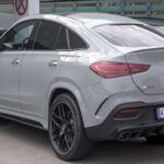 El Mercedes-Benz GLE Coupe es uno de los modelos más potentes de la gama, con versiones AMG que alcanzan hasta 603 caballos de fuerza y una aceleración de 0 a 60 mph en 3.7 segundos. A pesar de su impresionante rendimiento y características de lujo, los compradores no han abrazado el concepto de SUV coupé. Mercedes-Benz ha decidido eliminar este formato completamente, a pesar de los esfuerzos por ofrecer un SUV deportivo y de lujo. El GLE Coupe representaba el concepto de crossover deportivo, pero la falta de aceptación en el mercado lleva a Mercedes a su discontinuación.