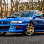 El Subaru Impreza 22B es probablemente uno de los coches más emblemáticos de la historia de los rallys. Con un motor turboalimentado de 2.2L y tracción integral, el Impreza 22B se destacó en los rallys internacionales, especialmente en el Campeonato Mundial de Rally (WRC). Su diseño robusto y su rendimiento en condiciones extremas lo convirtieron en un icono tanto en el automovilismo como entre los aficionados a los coches deportivos.

El 22B es un modelo limitado, y su producción fue de solo 400 unidades para Japón, lo que lo convierte en una pieza de colección muy buscada. A pesar de ser un coche de rally, el Impreza 22B fue sorprendentemente apto para la conducción diaria, con un rendimiento que dejaba una marca indeleble en la historia del automovilismo japonés.