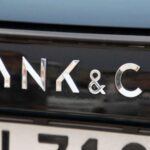 El Lynk & Co 01 es una SUV híbrida enchufable que ha ganado popularidad en Europa gracias a su modelo de suscripción flexible. La marca, que forma parte de Geely (el mismo grupo dueño de Volvo), ha capturado la atención de los conductores jóvenes y ecologistas, interesados en un modelo de propiedad más accesible y sostenible. Aunque el 01 es muy popular en Europa y algunos mercados asiáticos, no se vende en los EE. UU., donde los compradores siguen prefiriendo modelos tradicionales de propiedad.