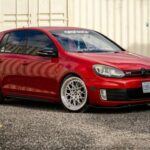 El Volkswagen GTI es un clásico entre los coches compactos deportivos, conocido por su rendimiento ágil y su diseño práctico. Los modelos de 2015 a 2021 cuentan con un motor turboalimentado de 2.0 litros que desarrolla 228 caballos de fuerza, ofreciendo una conducción divertida y eficiente.

El GTI ofrece un excelente equilibrio entre rendimiento y usabilidad diaria, lo que lo convierte en una opción perfecta para quienes buscan un coche divertido de conducir sin sacrificar la practicidad. Los modelos usados se pueden encontrar por debajo de los 30.000 dólares, lo que lo convierte en una opción asequible para quienes desean un coche deportivo compacto.